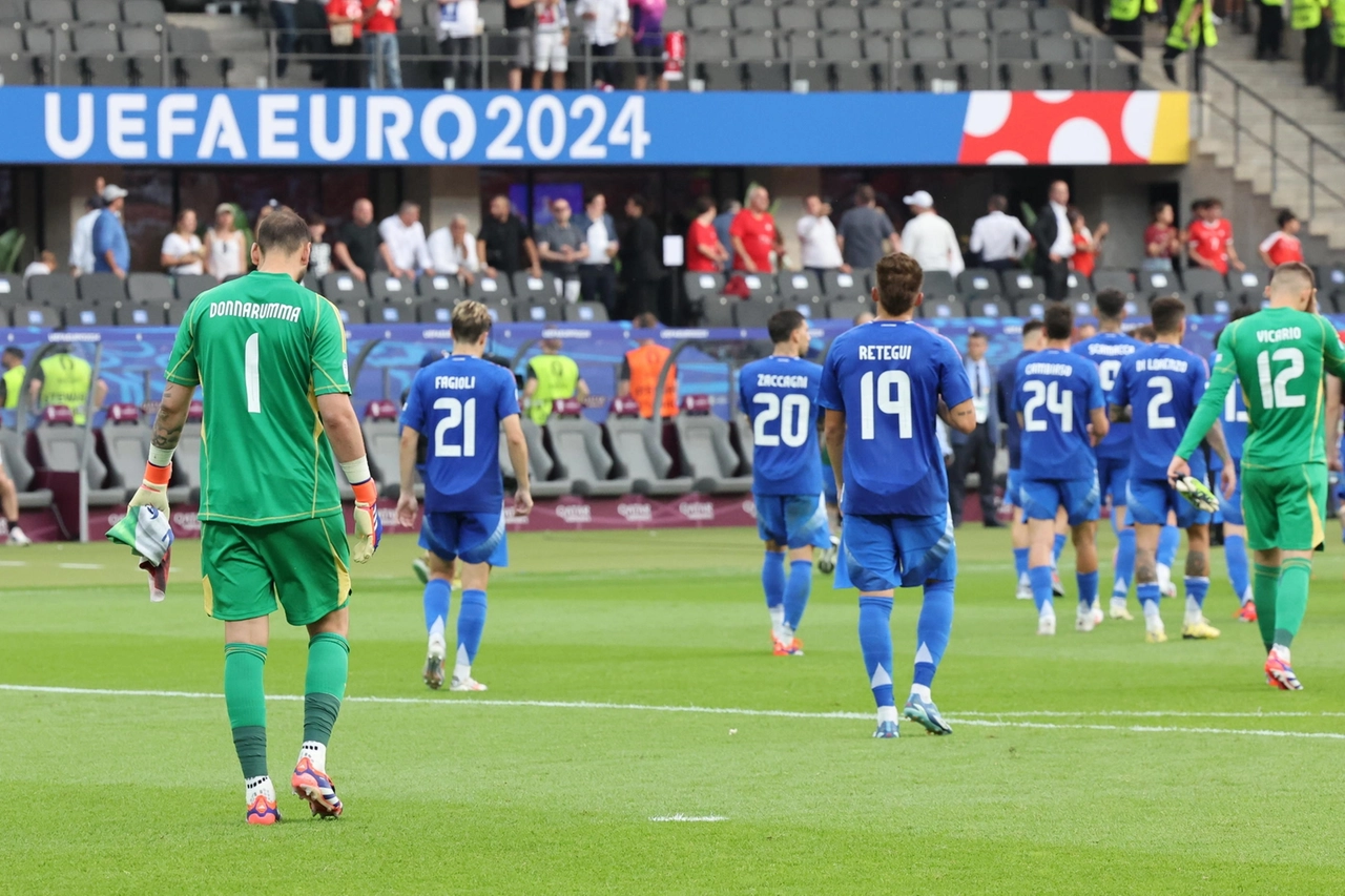 Gli azzurri lasciano il campo dopo la sconfitta contro la Svizzera