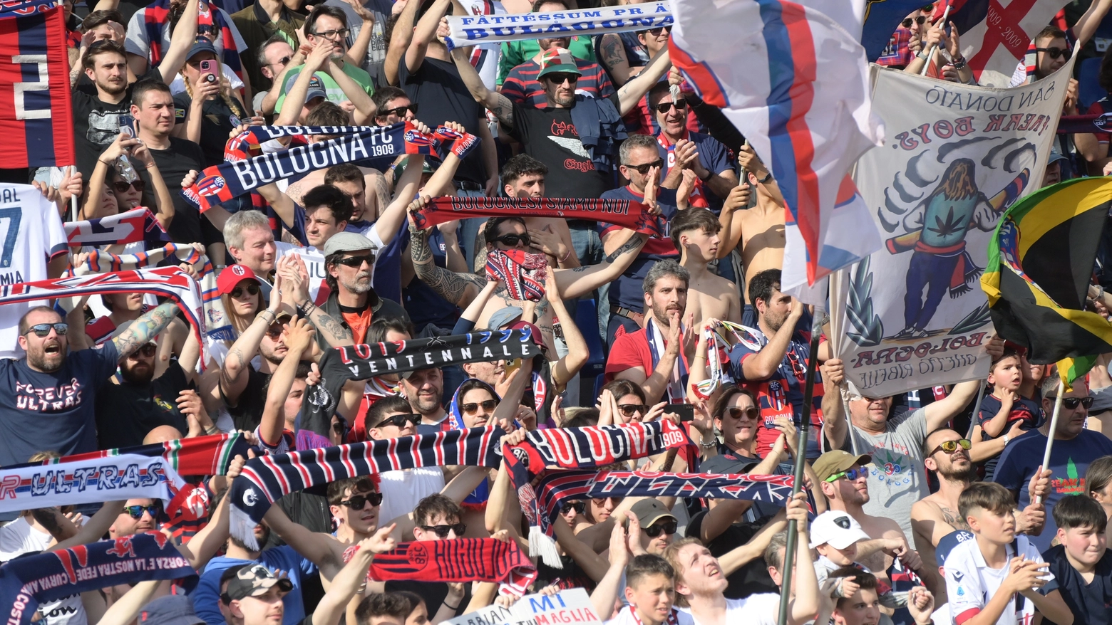 I tifosi del Bologna esultano: i rossoblù tornano in Europa