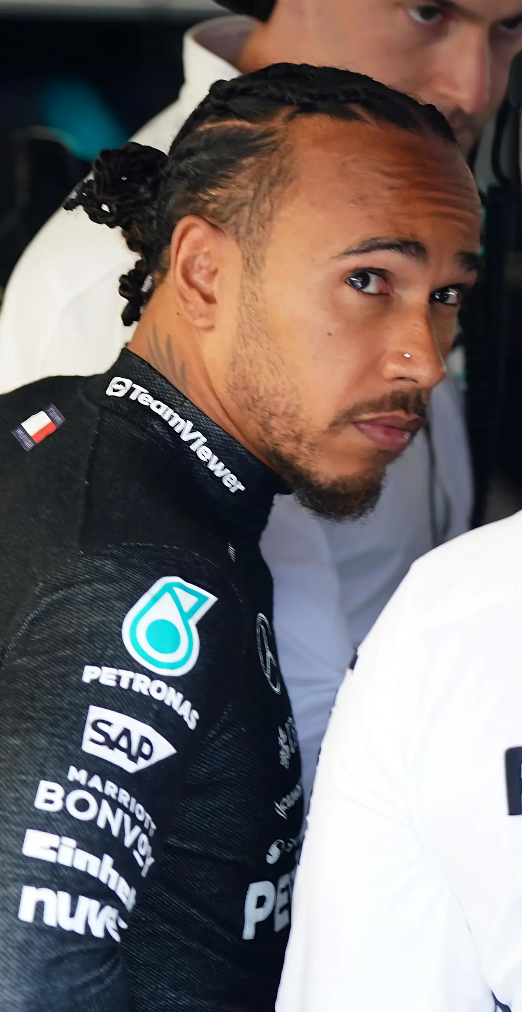 "Lewis sabotato dal team». E’ caos dopo la mail choc. Ma Hamilton in pista vola