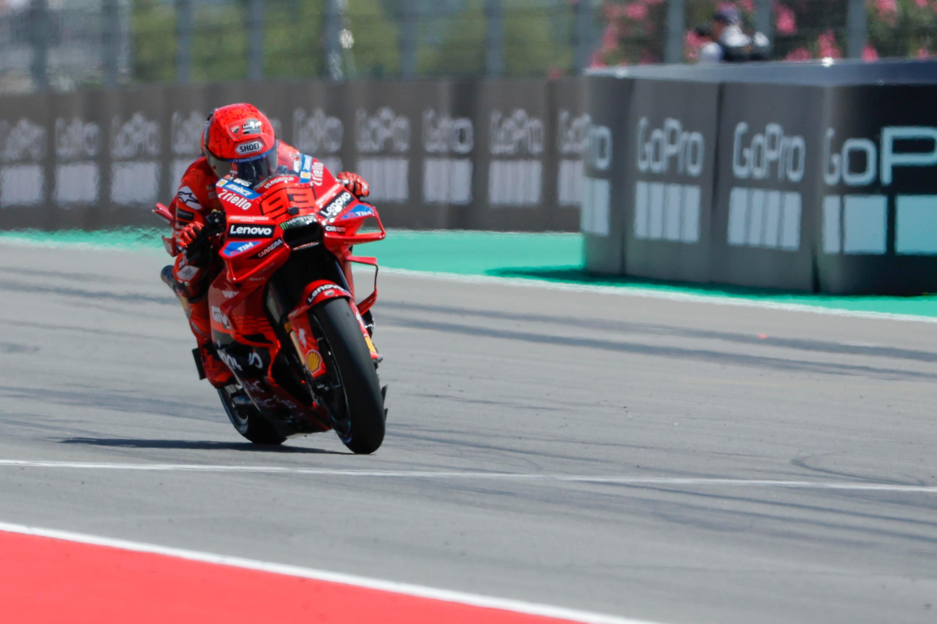 MotoGp Aragon, Marquez dominante. Bagnaia in difficoltà: griglia di partenza e favoriti MotoGp Aragon, Marquez dominante. Bagnaia in difficoltà: griglia di partenza e favoriti