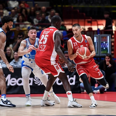 Olimpia, primo ruggito: Sassari dominata 100-75