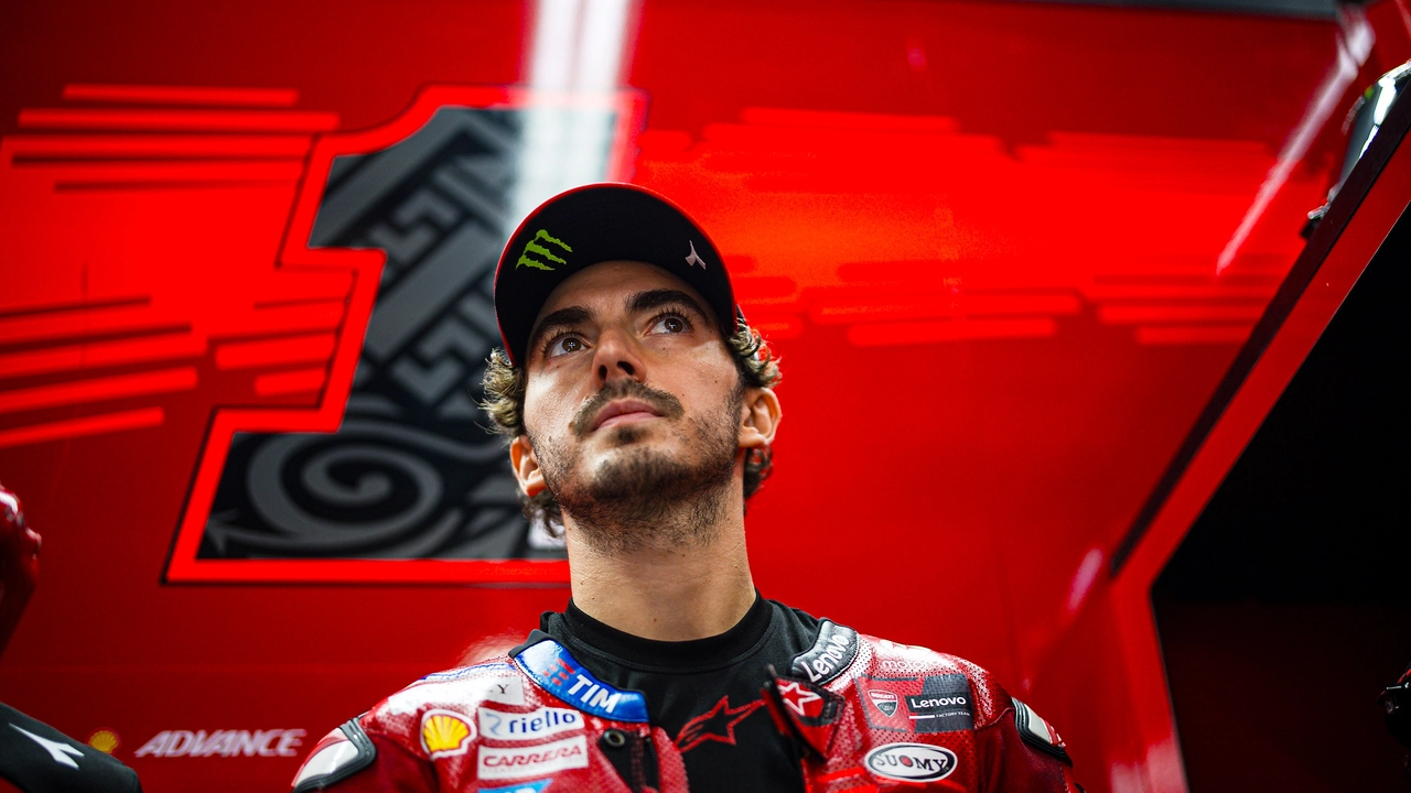 Il pilota ventenne è stato il più veloce nelle qualifiche, ma è caduto nella mini corsa. Domenica in prima fila anche la Ducati di Pecco e Vinales su Aprilia. Moto3: Ivan Ortola. Moto2: Jake Dixon