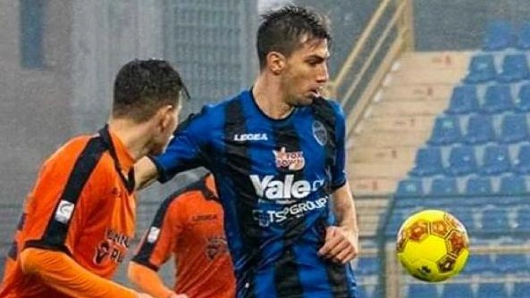 Il giocatore ha disputato le ultime stagioni in serie C con il Renate