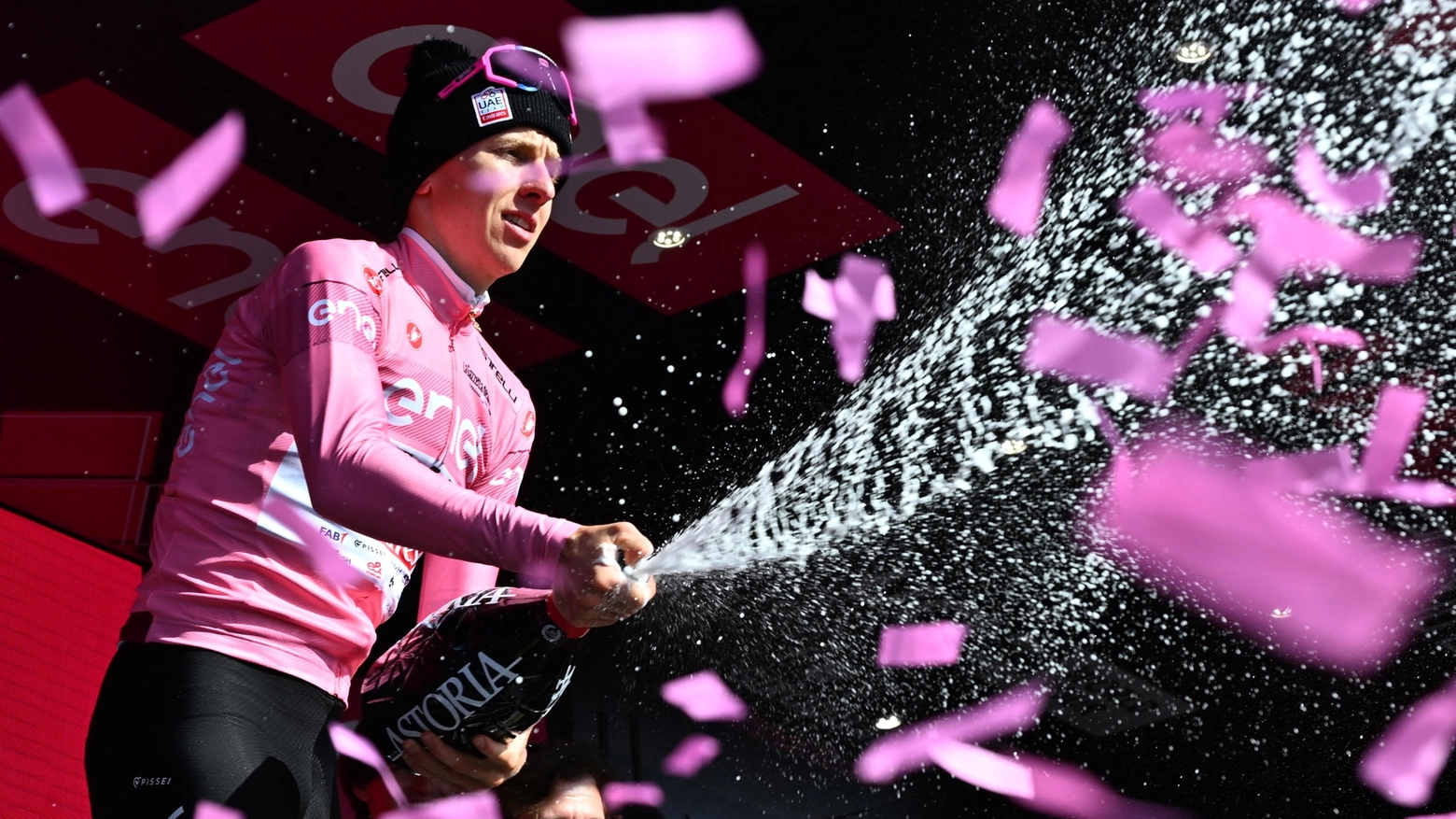 Pogacar sul podio dell'ottava tappa del Giro d'Italia 2024