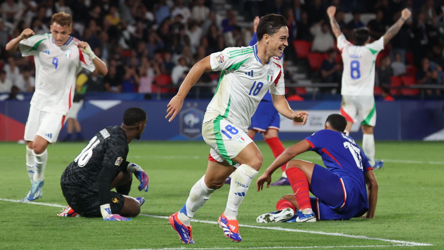 Giacomo Raspadori segna il terzo gol alla Francia