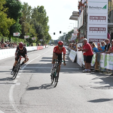 Ciclismo: al francese Champoussin il Giro della Toscana