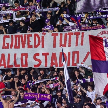 Fiorentina, appelli e striscioni in città in vista del Viktoria Plzen: "Tutti allo stadio"