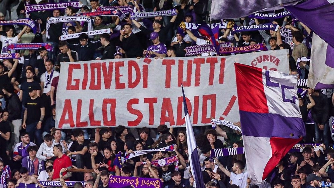 Lo striscione esposto dalla Curva Fiesole (Foto social ACF Fiorentina)
