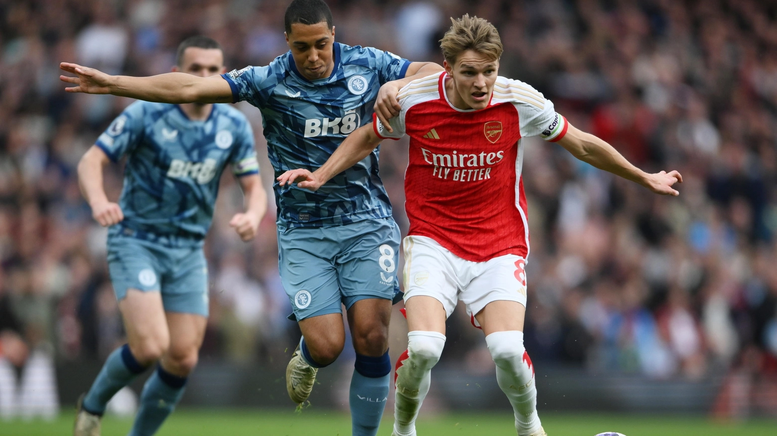 Martin Odegaard (Arsenal) contro la difesa dell'Aston Villa