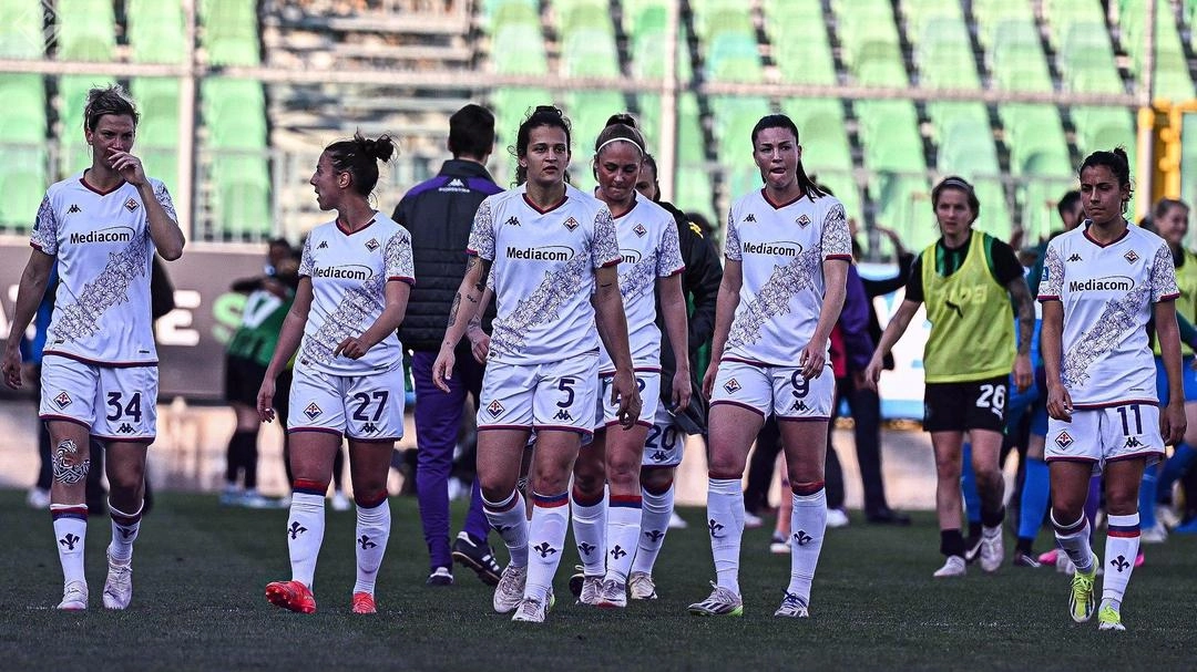 La Fiorentina Femminile inciampa contro il Sassuolo, perdendo 1-0 con gol di Beccari. De La Fuente ammette la prestazione deludente e la necessità di ritrovare la concentrazione. La terza posizione, garanzia di Champions League, va difesa con impegno.
