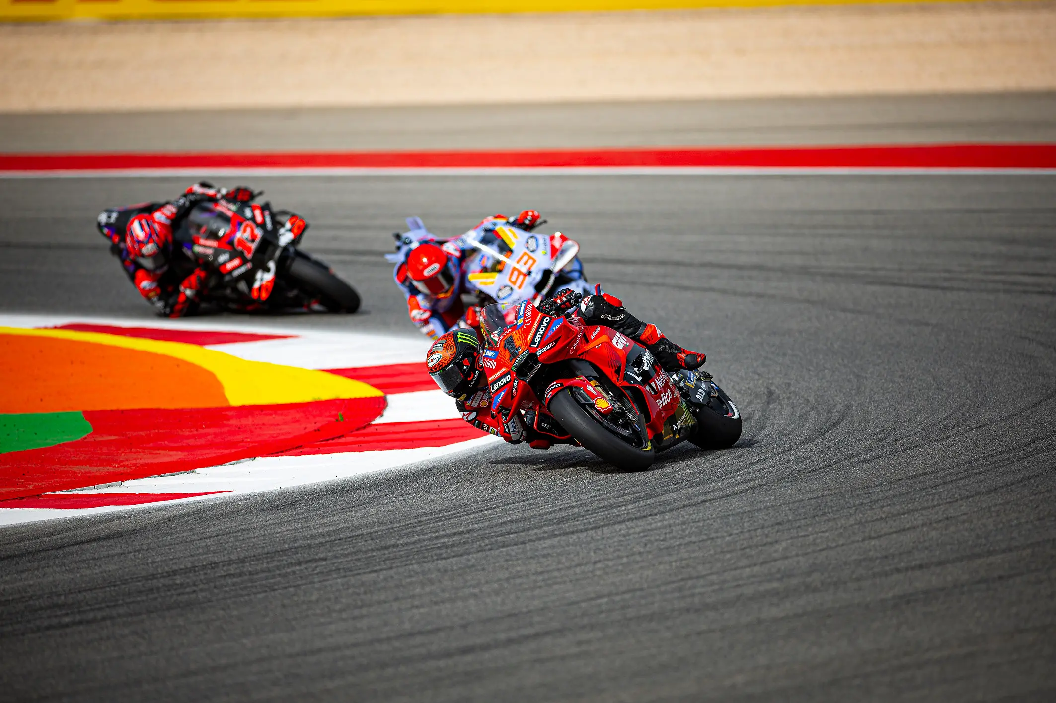 Incidente fra Bagnaia e Marquez a Portimao: la sfida finisce nella ghiaia. Pecco: “Non ci saranno conseguenze”