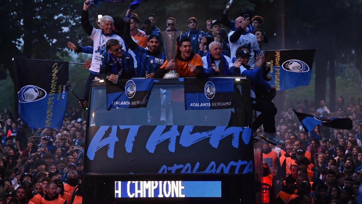Calcio: Atalanta; in 40 mila al corteo con il bus scoperto