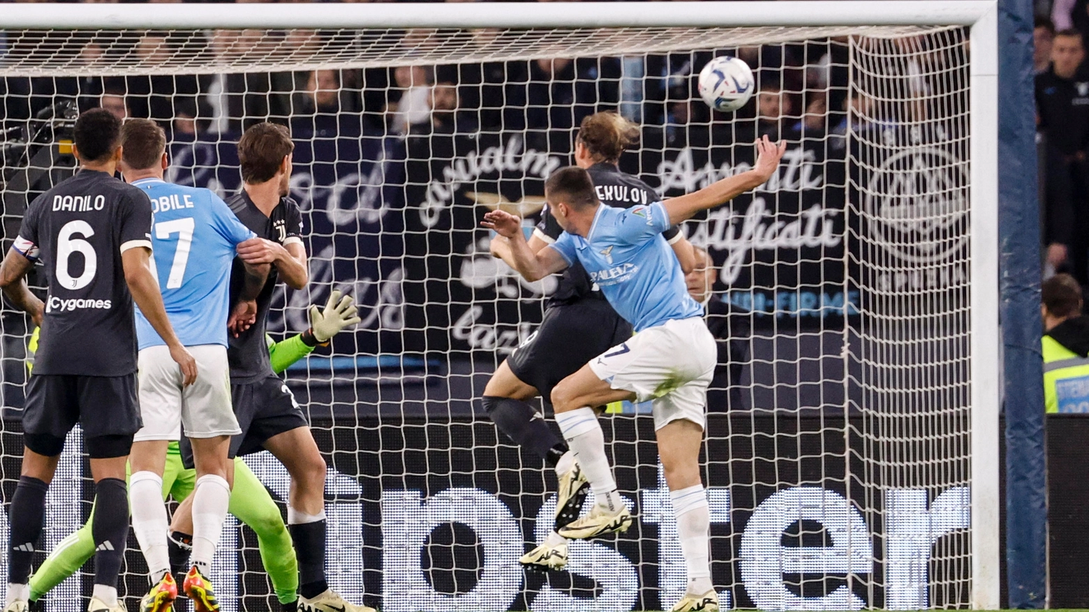 Adam Marusic realizza di testa il gol vittoria contro la Juventus nel match di Serie A