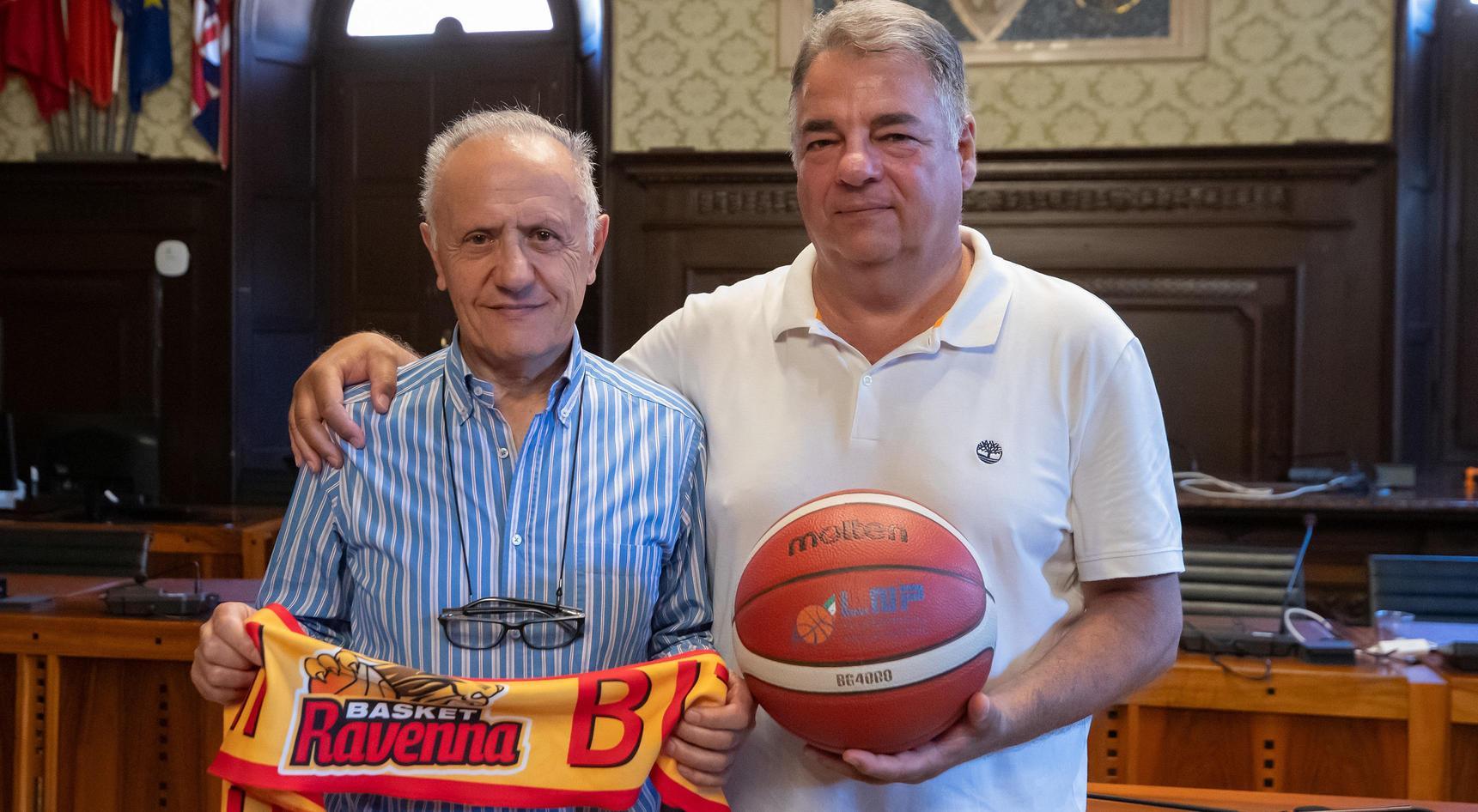 https://sport.quotidiano.net/image-service/view/acePublic/alias/contentid/ODZkM2RkODUtYzM3Yi00/0/giorgio-bottaro-eredita-ravenna-dalla-famiglia-vianello.jpeg