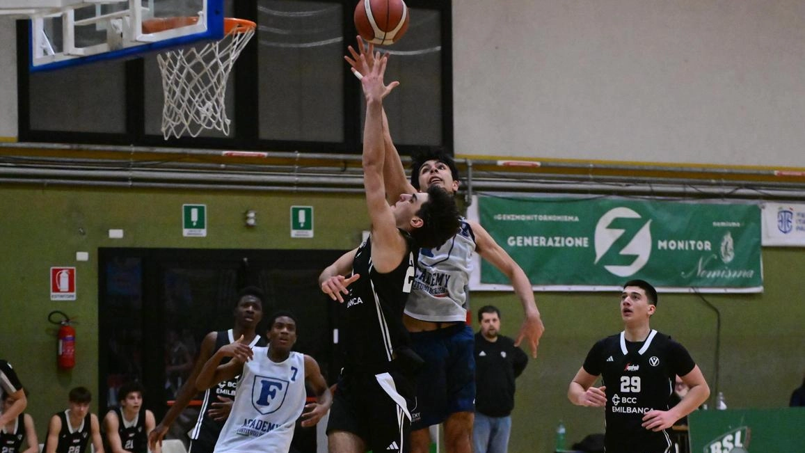 Un momento del sentitissimo derby vinto venerdì sera dalla Virtus Bologna che ha battuto i ragazzi della Fortitudo Academy per 70-54 (Schicchi)