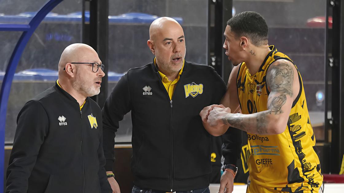 https://sport.quotidiano.net/image-service/view/acePublic/alias/contentid/ODc4Yjg3YTYtNTgxYy00/0/anaekwe-e-out-la-virtus-cade-terza-frazione-da-dimenticare.jpeg?f=16:9&w=1200&h=630