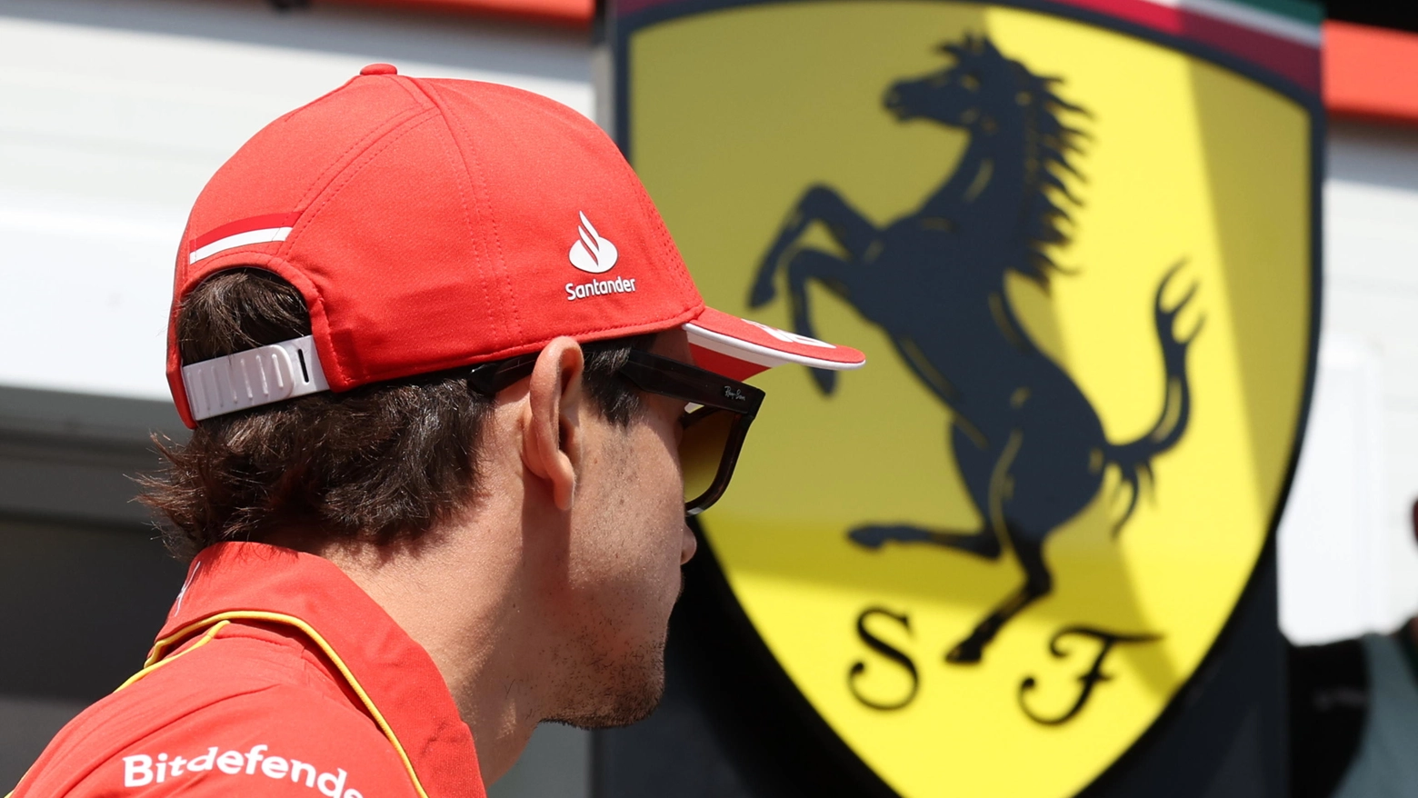 Charles Leclerc davanti al paddock Ferrari a Bak