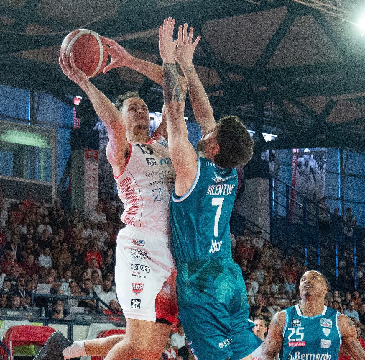 Rimini vs Cantù: polemiche e squalifiche infiammano la serie di basket Rimini vs Cantù: polemiche e squalifiche infiammano la serie di basket