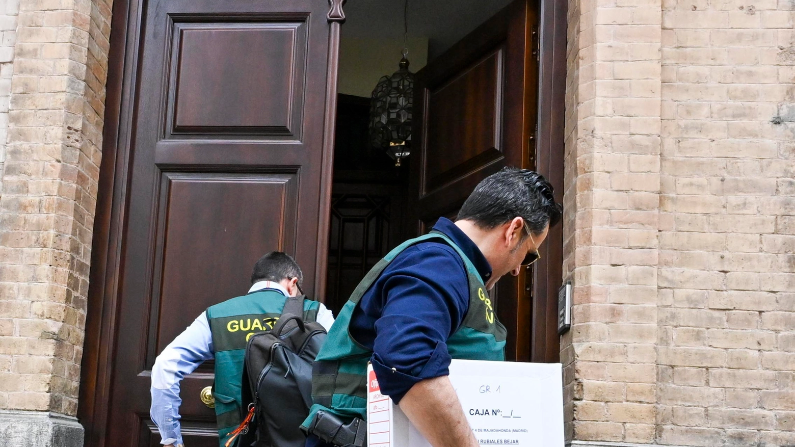 La polizia giudiziaria della Guardia Civil spagnola nel corso della perquisizione nell'abitazione dell'ex presidente federale Luis Rubiales
