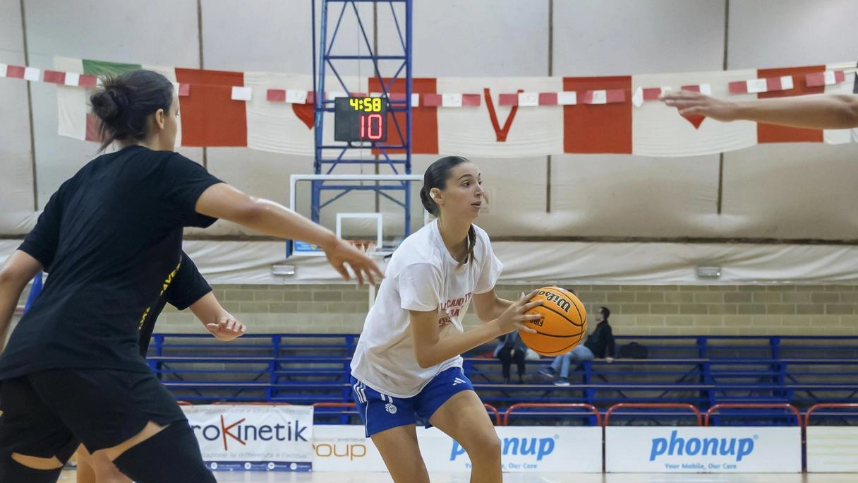La Pallacanestro Vigarano si prepara per il debutto esterno contro il Basket Girls Ancona, in una sfida che metterà alla prova la freschezza e la gioventù delle squadre. Il coach Grilli punta sulla continuità di rendimento e sull'apporto dell'intero roster per affrontare una trasferta difficile, consapevole dell'importanza della partita. La Pallacanestro Vigarano si prepara per il debutto esterno contro il Basket Girls Ancona, in una sfida che metterà alla prova la freschezza e la gioventù delle squadre. Il coach Grilli punta sulla continuità di rendimento e sull'apporto dell'intero roster per affrontare una trasferta difficile, consapevole dell'importanza della partita.