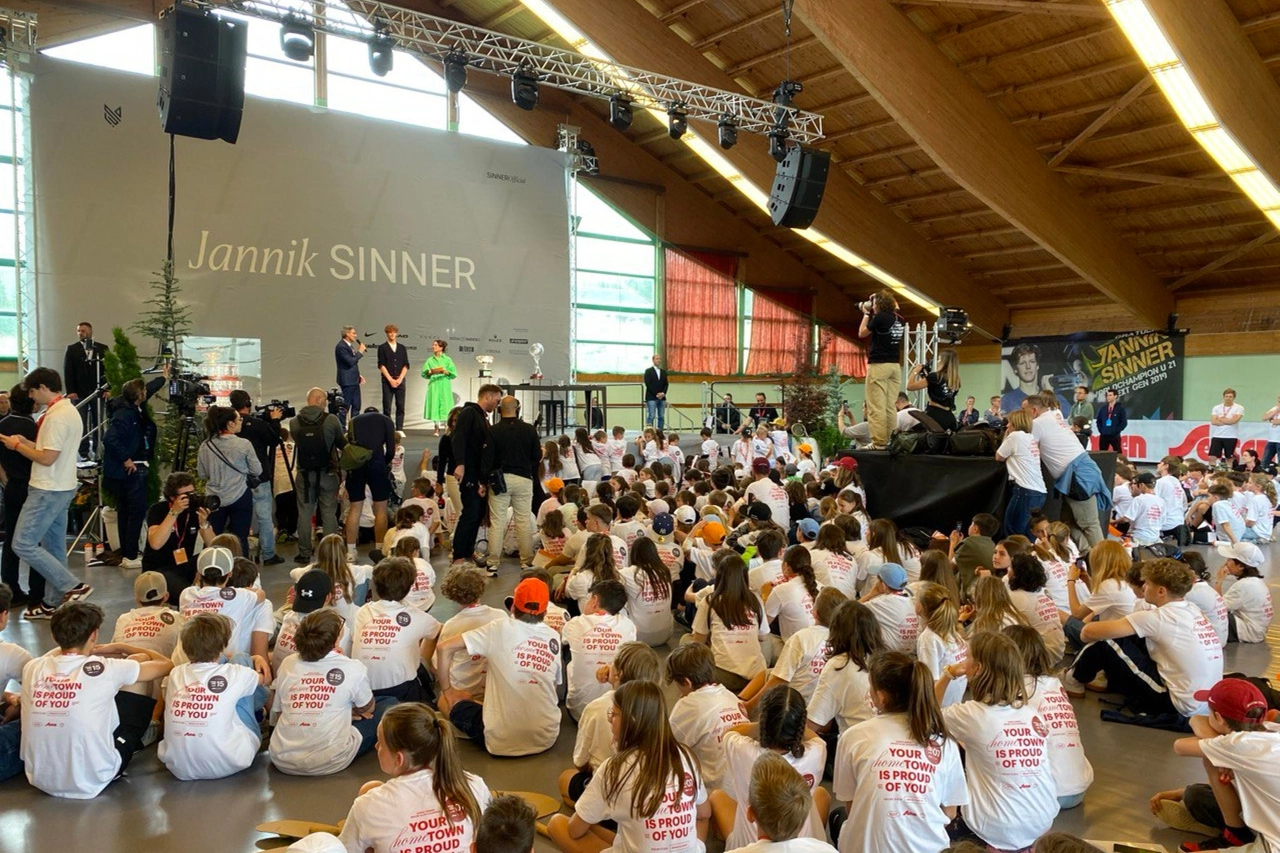 Jannik Sinner con i ragazzini delle scuole tennis