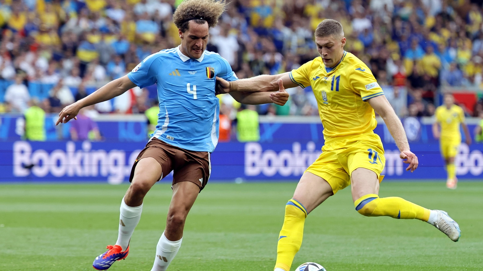 Artem Dovbyk (a destra) con la maglia dell'Ucraina durante Euro 2024