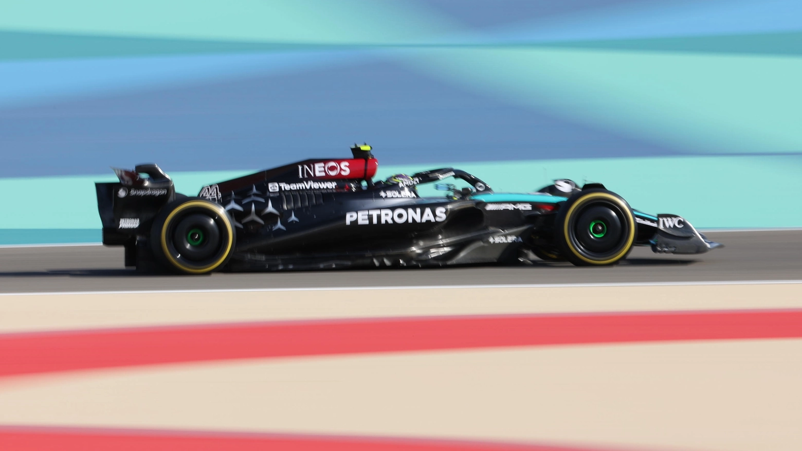 Lewis Hamilton vola con la Mercedes