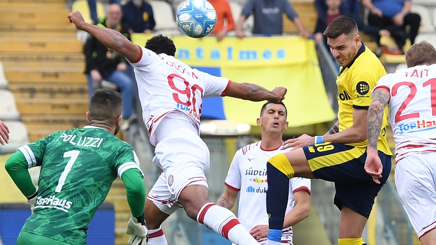 Giovanni Zaro insacca di testa da calcio d’angolo al minuto 68 contro la sua ex squadra: rete da tre punti, salvezza più vicina per i gialli di Bisoli (fotofiocchi)