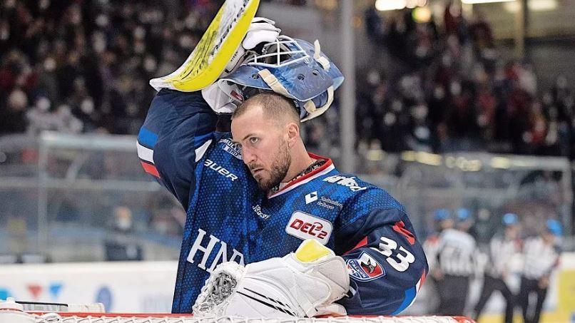 La moglie aspetta un figlio: portiere di hockey licenziato