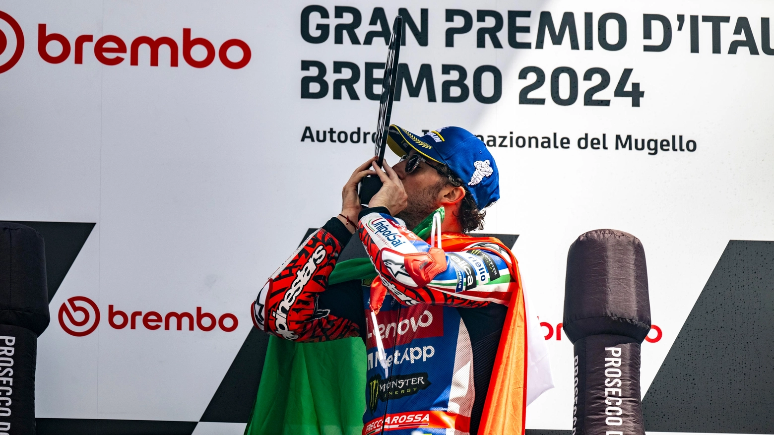 Motogp Mugello 2024, Bagnaia bacia il trofeo dopo aver vinto il Gran Premio d'Italia (Ansa)