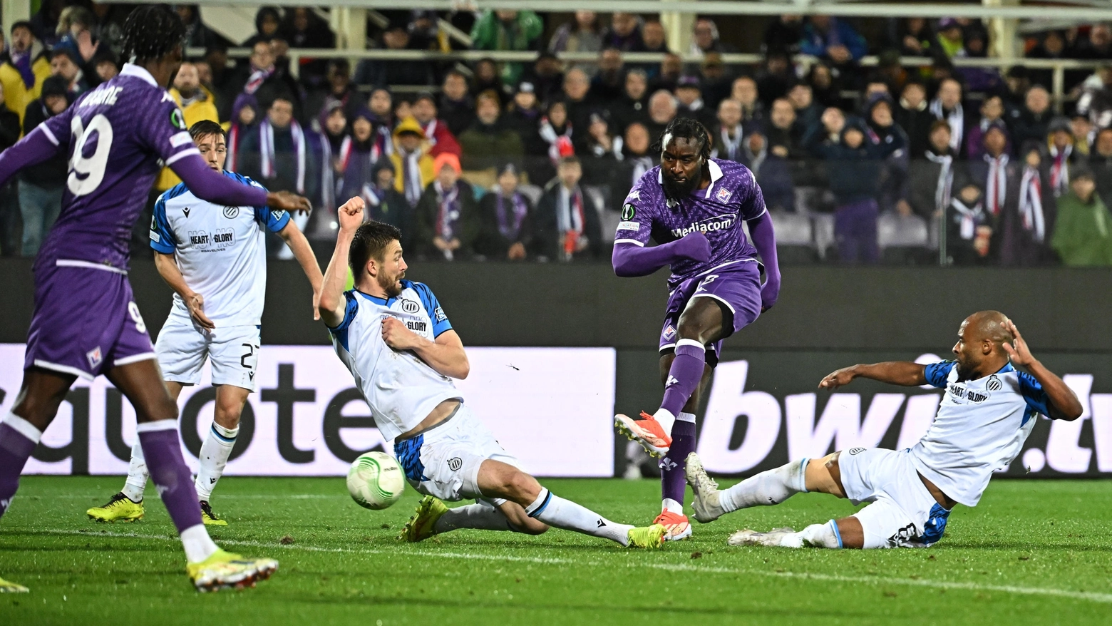 M'Bala Nzola realizza il gol del definitivo 3-2 al Franchi