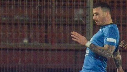 La Pianese conquista tre punti cruciali a Pontedera grazie a una solida difesa e agli autori dei gol Mignani e Mastropietro. Il difensore Pacciardi sottolinea l'importanza del lavoro di squadra e della serenità che regna nel club, ma resta concentrato sul lungo cammino che li attende in campionato.