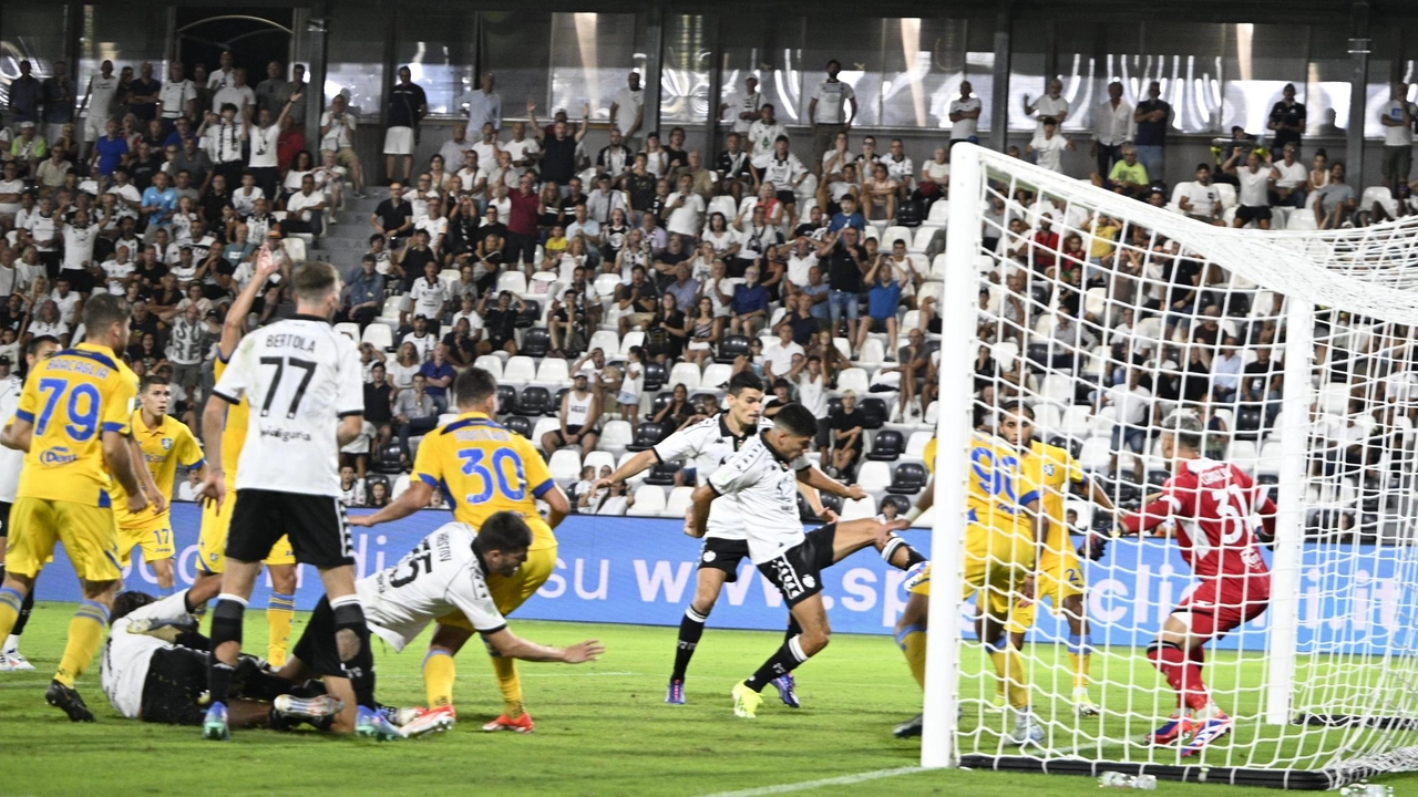 Aurelio mette a segno il gol decisivo per la vittoria dello Spezia sul Frosinone. Sotto, il tifo della curva Ferrovia (foto Moretti)