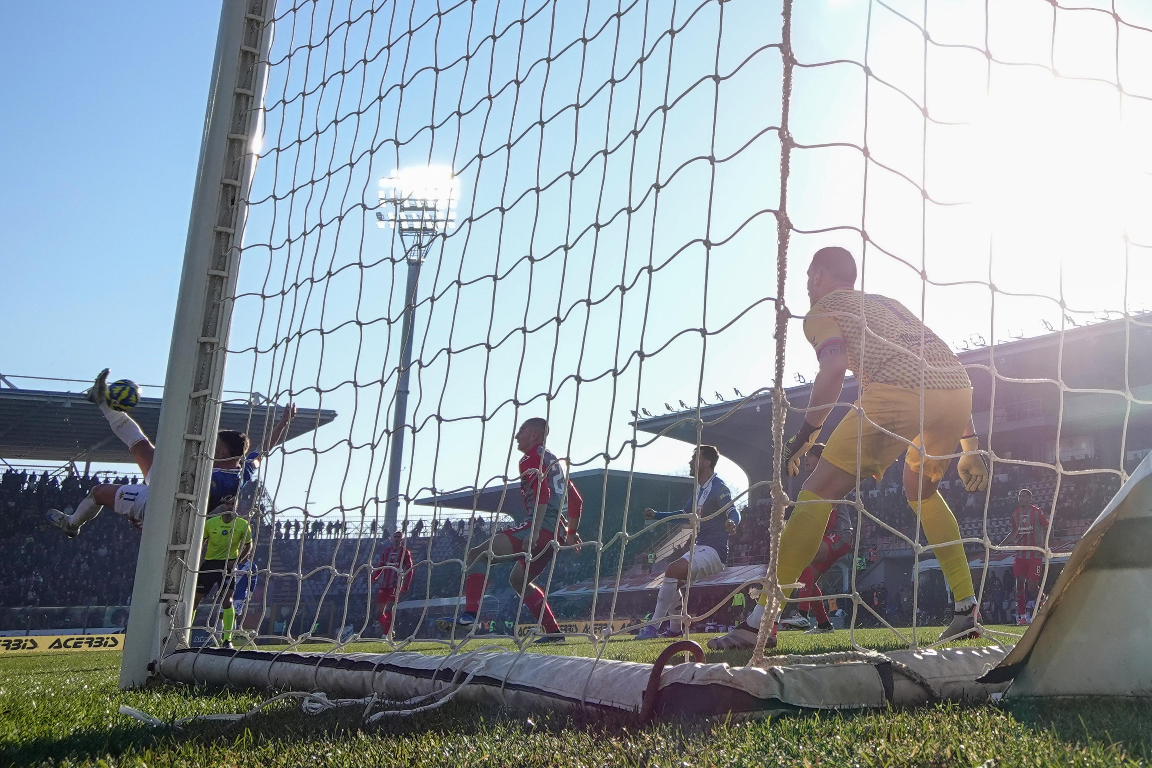 Cremonese beffata nel recupero: il Brescia pareggia in 10. Scontri tra tifosi prima della partita