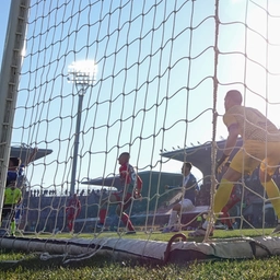 Cremonese beffata nel recupero: il Brescia pareggia in 10. Scontri tra tifosi prima della partita