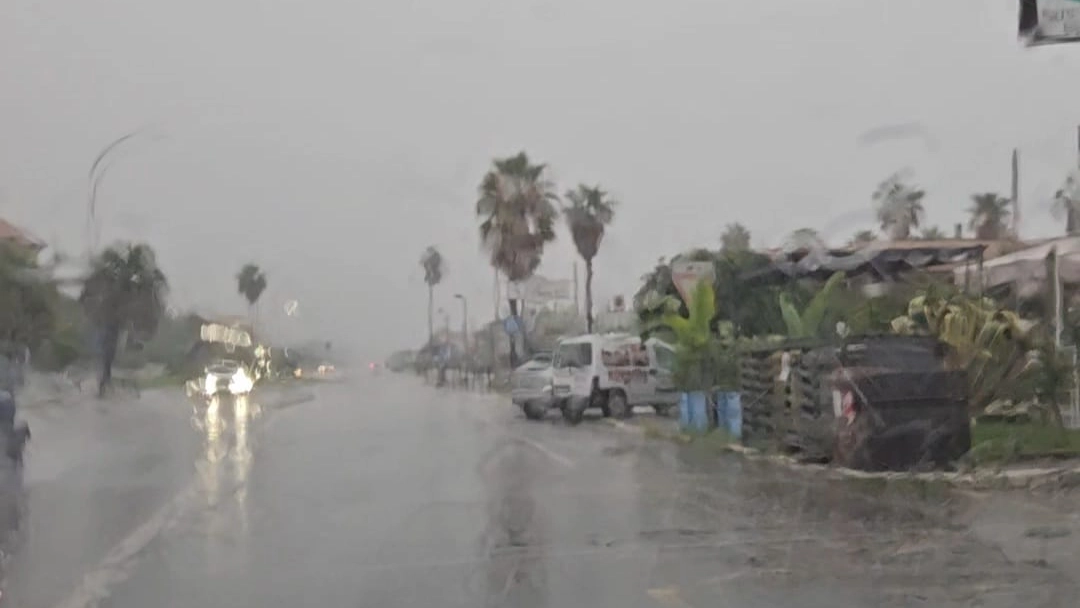 Un momento della pioggia in Versilia (Foto R. Fruzzetti)