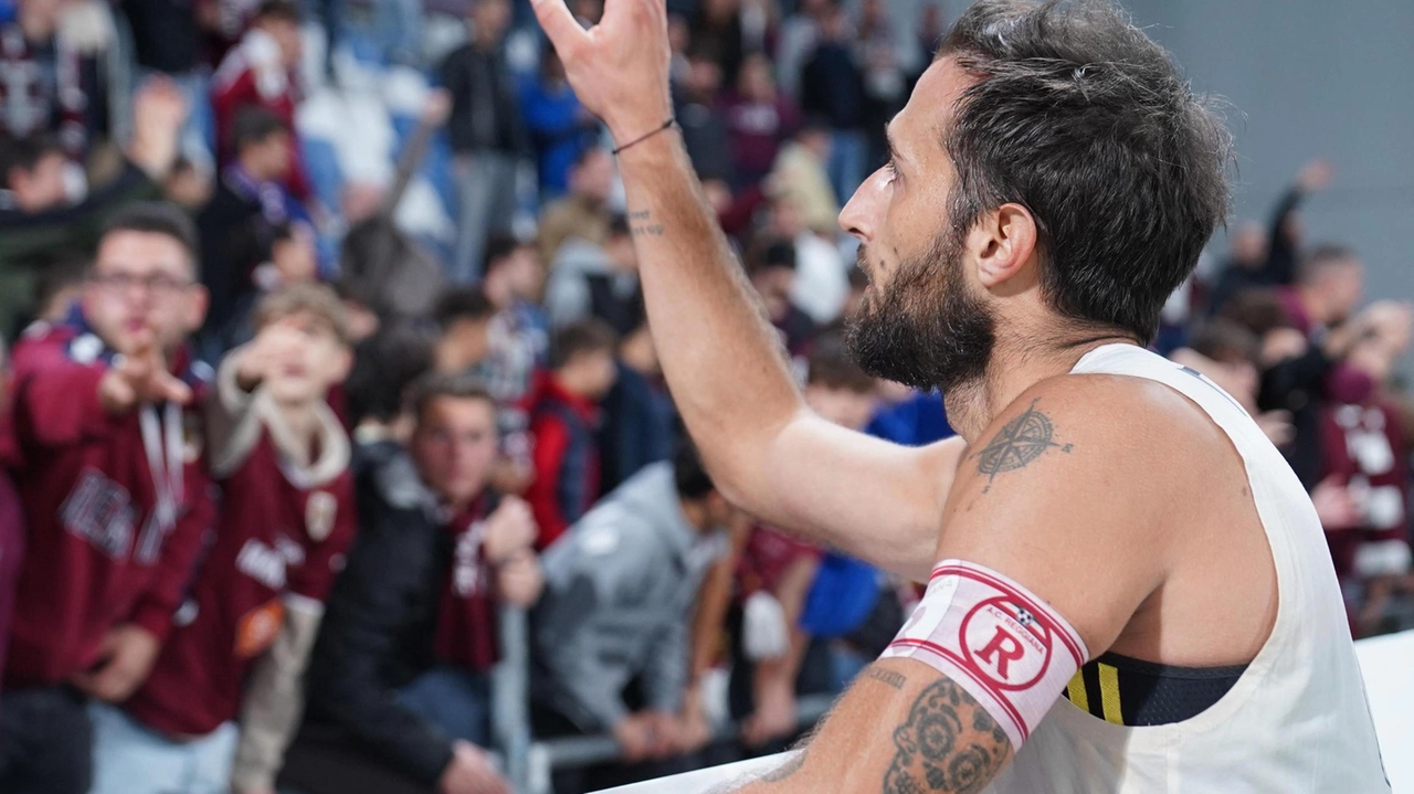 Paolo Rozzio ringrazia la curva sud per il sostegno mai venuto a meno