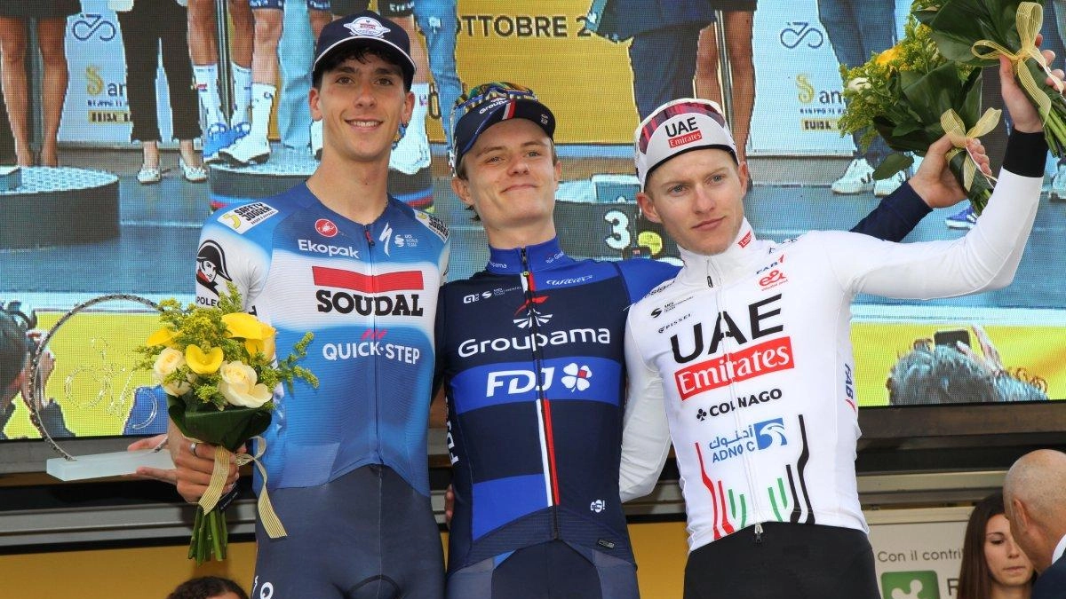 Il francese Brieuc Rolland vince il Lombardia Under 23 di ciclismo, ma il toscano Federico Savino si piazza secondo in una gara emozionante e combattuta. Gli italiani si distinguono con Ambrosini e Mattio tra i primi dieci. Savino, pur non vincendo, si dimostra determinato e pronto a continuare a lottare per i suoi sogni.