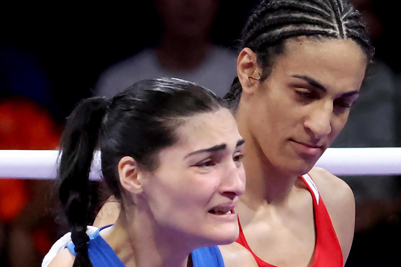 Angela Carini, 25 anni, in lacrime dopo aver perso contro Imane Khelif