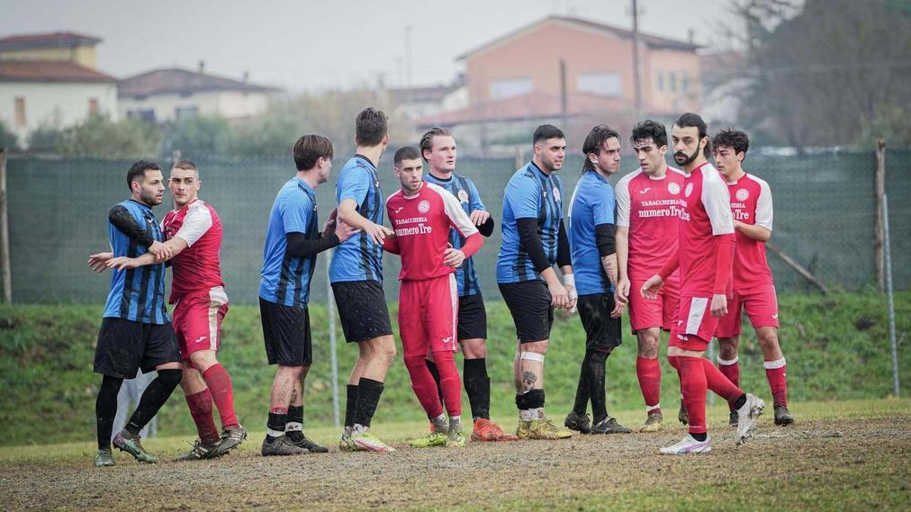 https://sport.quotidiano.net/image-service/view/acePublic/alias/contentid/OGZlZGNiZWYtNmMwZS00/0/capraia-non-molla-1-2-in-rimonta-lazzeretto-si-impone-sul-cerbaia.jpeg?f=16:9&w=1200&h=630