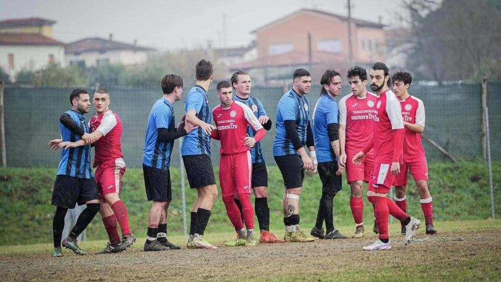 Una fase di Lazzeretto (in maglia nerazzurra)-Cerbaia, vinta 3-1 dai cerretesi Una fase di Lazzeretto (in maglia nerazzurra)-Cerbaia, vinta 3-1 dai cerretesi