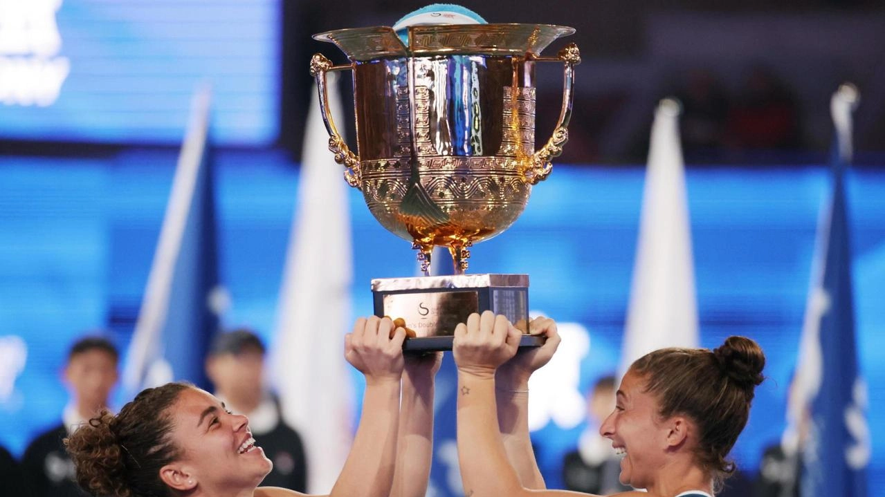 Jasmine Paolini e Sara Errani sollevano il trofeo di Pechino A destra, Jannik Sinner provato dopo l’incontro con Etcheverry