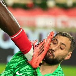 Donnarumma ko: tacchetti in faccia e guancia completamente aperta. Dieci punti di sutura per l’azzurro