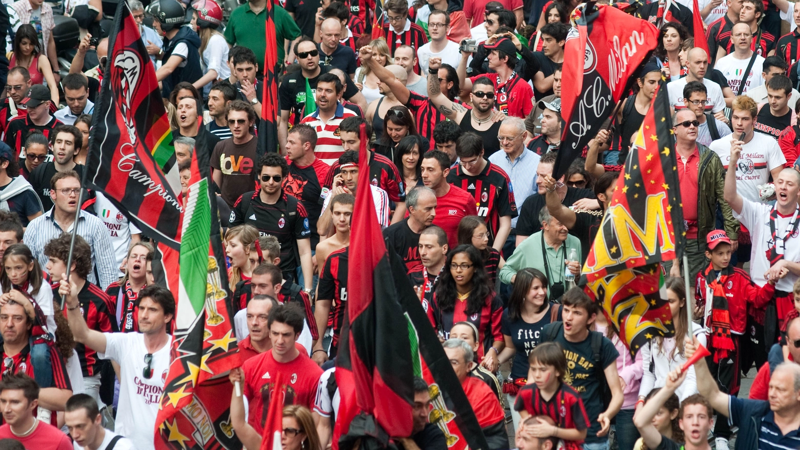 La folla che segue I giocatori del Milan in trionfo dalla sede del Milan a piazza Duomo oggi sabato 14 maggio, trasportati su un bus aperto e festeggiati dai numerosissimi tifosi-ANSA/MILO SCIAKY