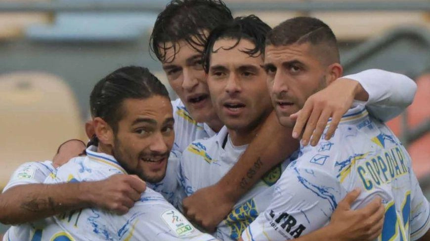 Carrarese Spennati i canarini del Frosinone. Match deciso da una rete di Manuel Cicconi