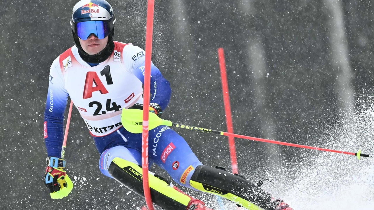 Alex Vinatzer in azione a Kitzbuhel (Ansa)