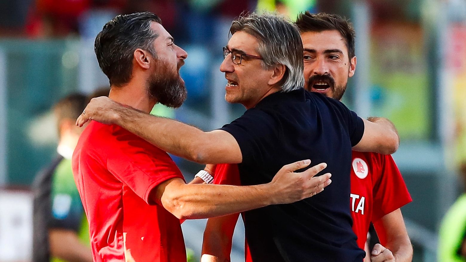 Ivan Juric festeggia il successo contro il Venezia con il suo staff in panchina