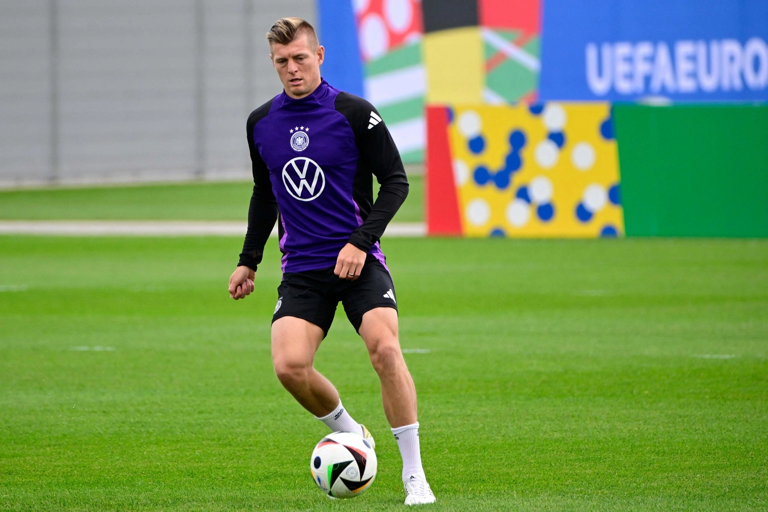 Toni Kroos in allenamento con la maglia della nazionale tedesca (Ansa)