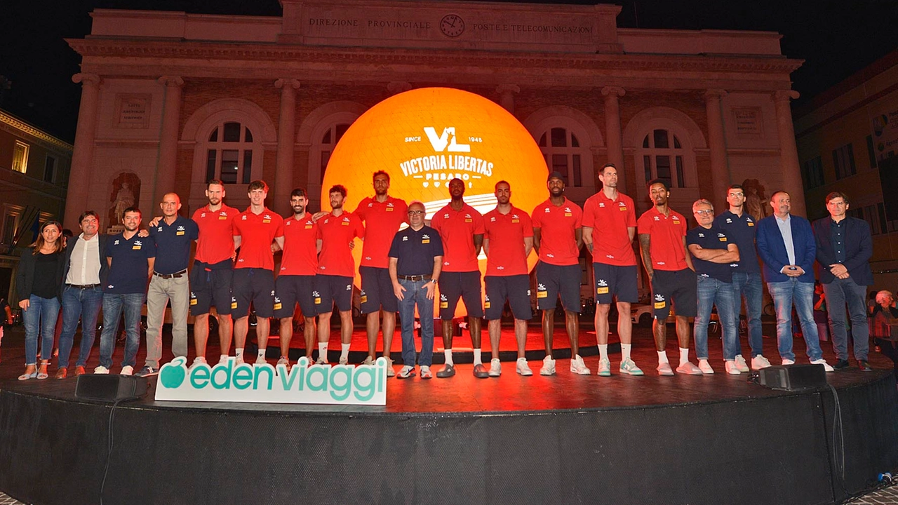 La squadra e lo staff tecnico schierati sul palco durante la festa