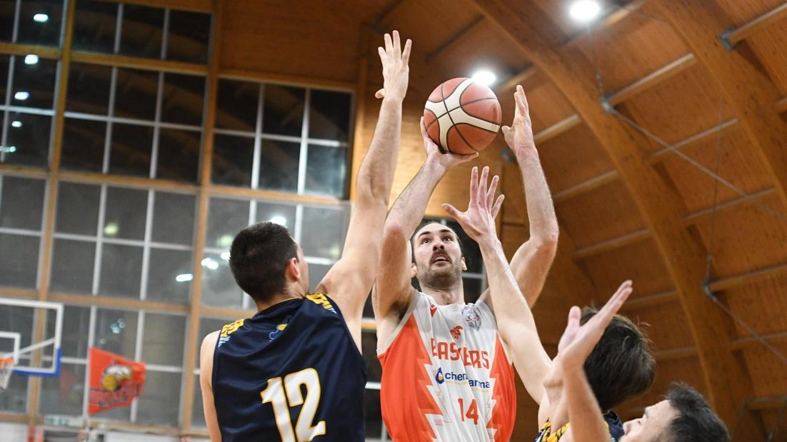 Jonas Bracci in entrata a canestro nella vittoria contro Santarcangelo (foto Frasca)